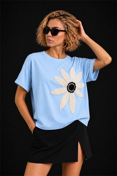 Mavi Pamuklu Bisiklet Yaka Rahat Kalıp Papatya Nakışlı T-Shirt