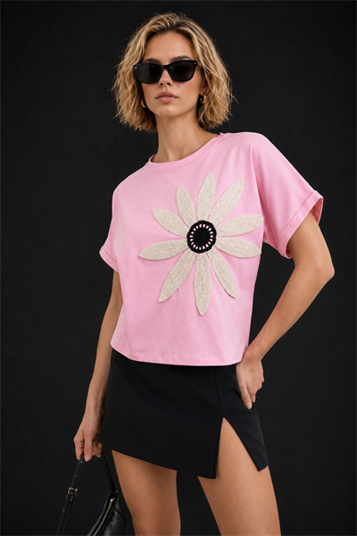 Pembe Pamuklu Bisiklet Yaka Rahat Kalıp Papatya Nakışlı T-Shirt