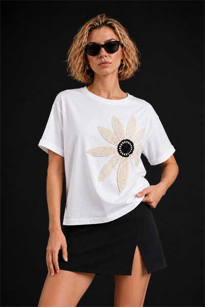 Krem Pamuklu Bisiklet Yaka Rahat Kalıp Papatya Nakışlı T-Shirt