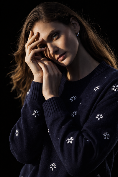 Kadın Lacivert Çiçek Taş İşlemeli Şık Triko Kazak