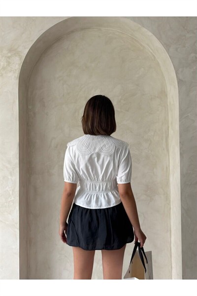 Beyaz Bebe Yaka Yonca Düğmeli Büzgülü Pamuklu Gömlek