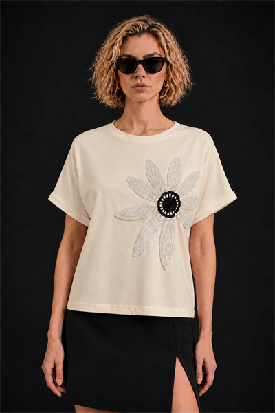 Bej Pamuklu Bisiklet Yaka Rahat Kalıp Papatya Nakışlı T-Shirt
