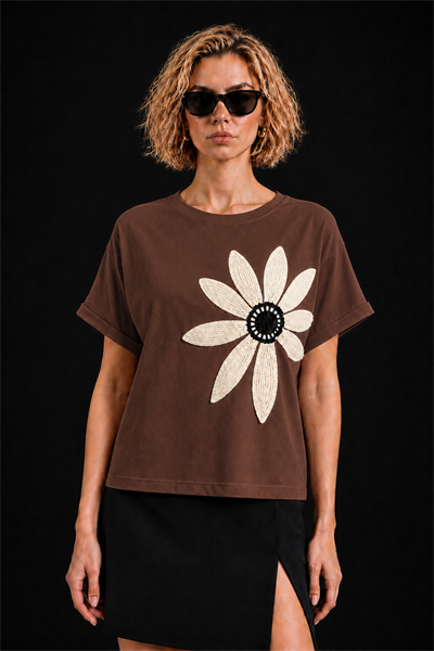 Kahve Pamuklu Bisiklet Yaka Rahat Kalıp Papatya Nakışlı T-Shirt