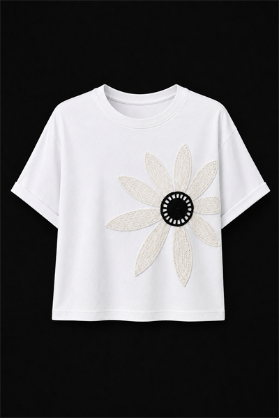 Krem Pamuklu Bisiklet Yaka Rahat Kalıp Papatya Nakışlı T-Shirt