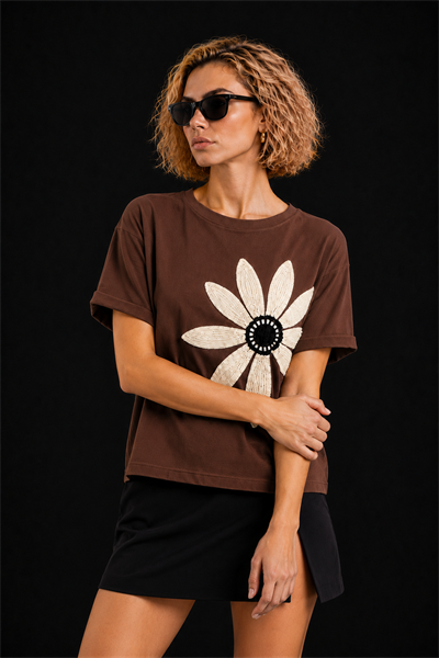 Kahve Pamuklu Bisiklet Yaka Rahat Kalıp Papatya Nakışlı T-Shirt