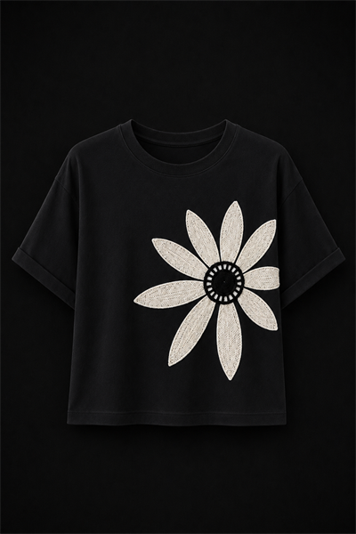 Siyah Pamuklu Bisiklet Yaka Rahat Kalıp Papatya Nakışlı T-Shirt