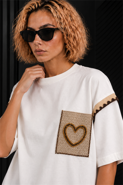 Beyaz %100 Pamuk Oversize Kalp Cep Detaylı Rahat Kesim T-Shirt