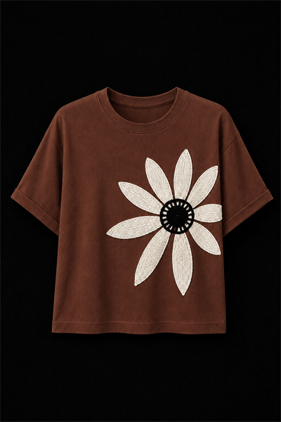 Kahve Pamuklu Bisiklet Yaka Rahat Kalıp Papatya Nakışlı T-Shirt