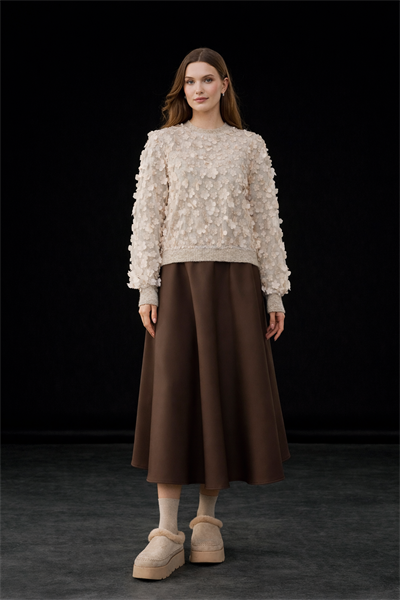 Kadın Bej Bisiklet Yaka Üç Boyutlu Çiçek Aplikeli Kazak