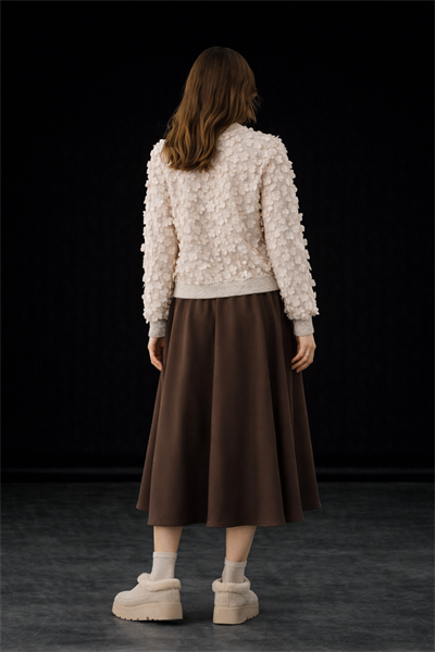 Kadın Bej Bisiklet Yaka Üç Boyutlu Çiçek Aplikeli Kazak