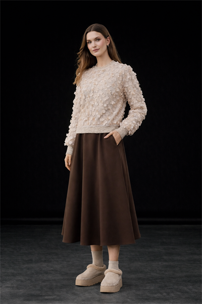 Kadın Bej Bisiklet Yaka Üç Boyutlu Çiçek Aplikeli Kazak