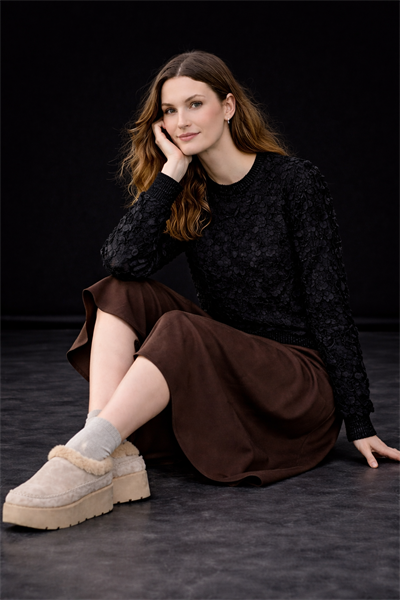 Kadın Siyah Bisiklet Yaka Üç Boyutlu Çiçek Aplikeli Kazak