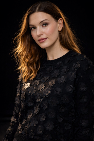 Kadın Siyah Bisiklet Yaka Üç Boyutlu Çiçek Aplikeli Kazak