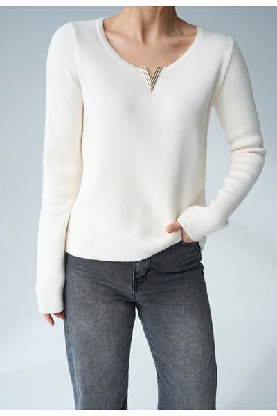 Kadın Ekru V Yaka Metal Aksesuarlı Premium Triko Kazak