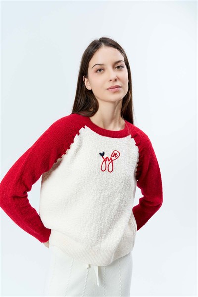 Kadın Vanilya-Kırmızı Şardonlu Ön Bedeni İşlemeli Kazak