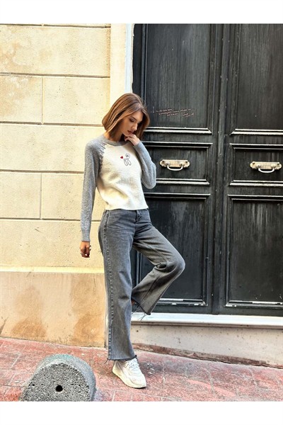 Kadın Vanilya-Kırmızı Şardonlu Ön Bedeni İşlemeli Kazak