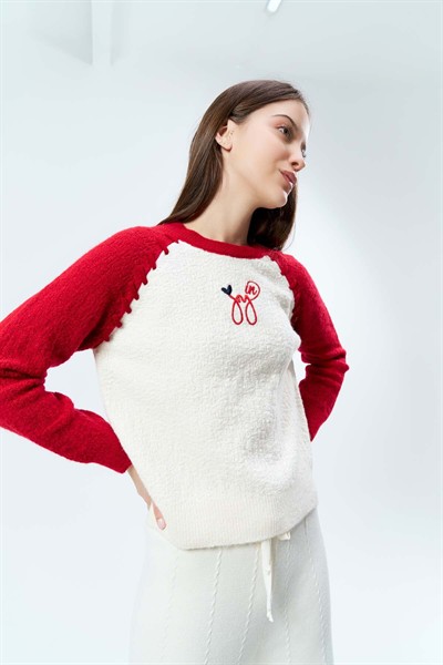 Kadın Vanilya-Kırmızı Şardonlu Ön Bedeni İşlemeli Kazak