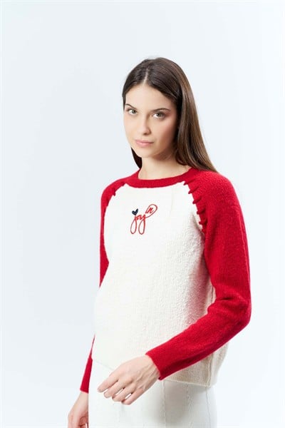 Kadın Vanilya-Kırmızı Şardonlu Ön Bedeni İşlemeli Kazak