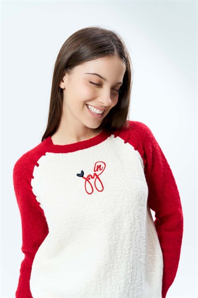 Kadın Vanilya-Kırmızı Şardonlu Ön Bedeni İşlemeli Kazak