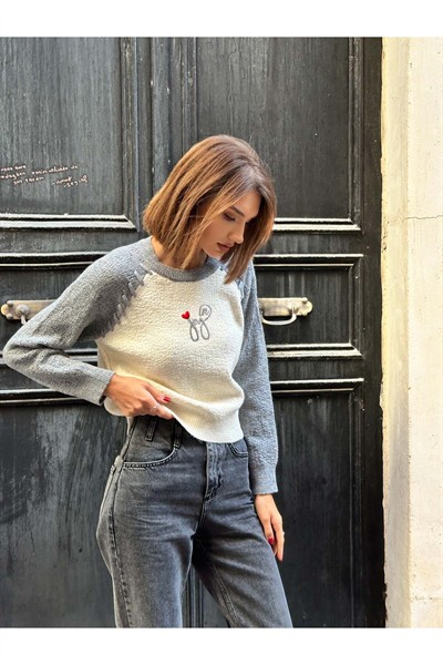 Kadın Vanilya-Kırmızı Şardonlu Ön Bedeni İşlemeli Kazak