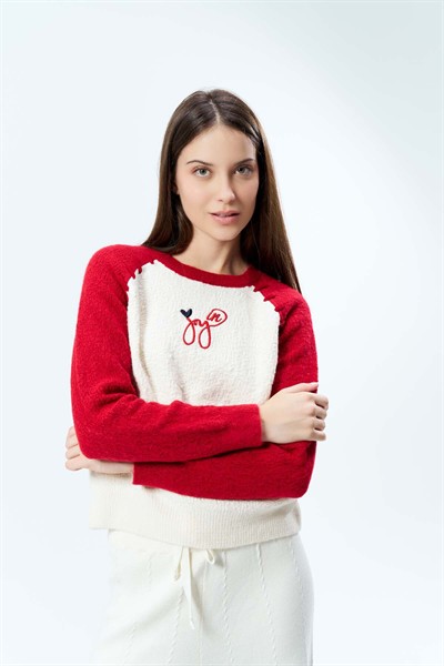 Kadın Vanilya-Kırmızı Şardonlu Ön Bedeni İşlemeli Kazak