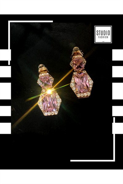 Kararmaz Kuyumcu I?şçiliği Vip Çelik Premium Rodyum Kaplama Pembe Taşlı Tasarım Şık Çivi Küpe