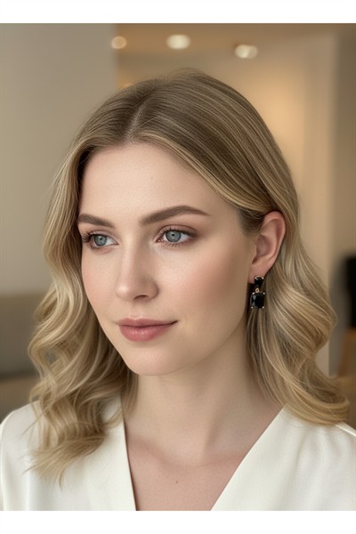 Kararmaz Vip Çelik Premium Gold Rodyum Kaplama Parlak Siyah Taşlı Sallantılı Çivi Model Şık Küpe