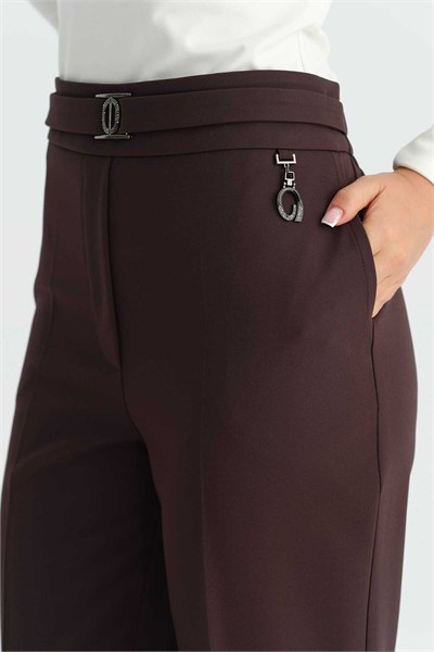 Beli Aksesuarlı Arkası Lastikli Boru Paça Pantolon  /  KAHVE