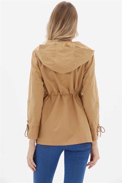 Beli Büzgülü Önü Parçalı Kapüşonlu Trençkot  /  KOYU BEJ