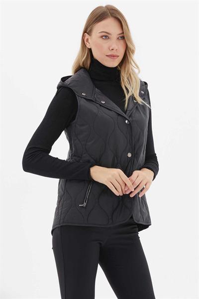 Dik Yaka Kapüşonlu Çıtçıtlı Kapitone Yelek  /  SİYAH