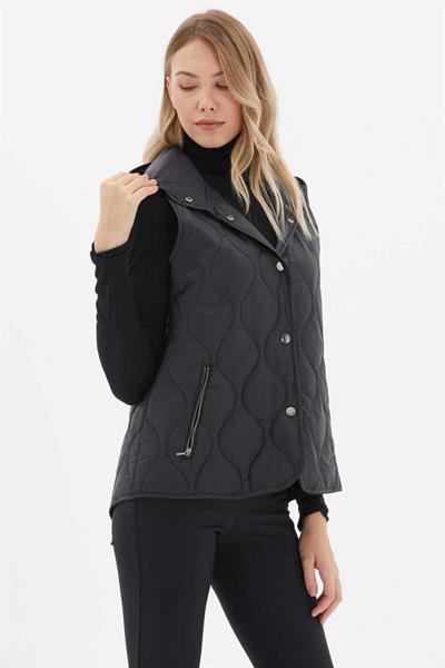 Dik Yaka Kapüşonlu Çıtçıtlı Kapitone Yelek  /  SİYAH