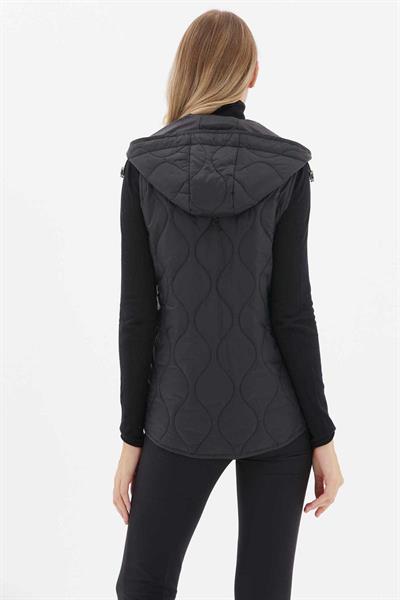 Dik Yaka Kapüşonlu Çıtçıtlı Kapitone Yelek  /  SİYAH