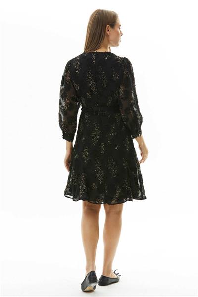 Eteği Parçalı Beli Kemerli Kendinden Desenli Elbise  /  SİYAH