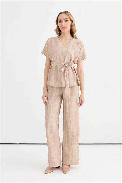 Kendinden Desenli V Yaka Düşük Kol Bağlamalı Bluz  /  BEJ