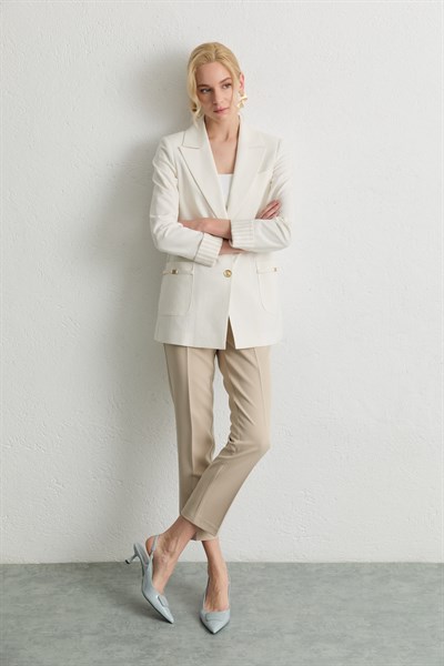 Kolu Kıvırmalı Cebi Aksesuarlı Ceket  /  EKRU