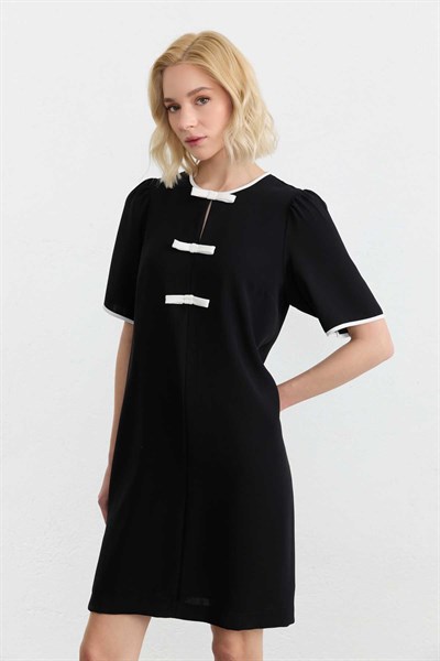 Önü Fiyonklu Biyeli Elbise  /  SİYAH