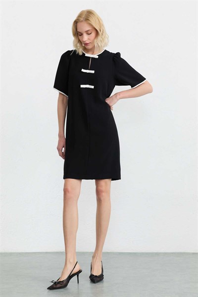 Önü Fiyonklu Biyeli Elbise  /  SİYAH