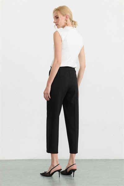 Önü Nervürlü Beli Simli Lastikli Boru Paça Pantolon  /  SİYAH