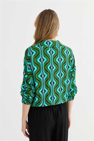 Şömizye Yaka Önü Yarım Fermuarlı Emprime Bluz  /  YEŞİL