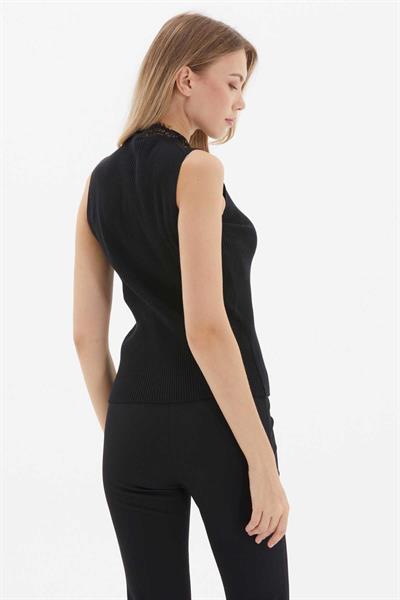 Yakası Dantelli Kolsuz Triko Bluz  /  SİYAH