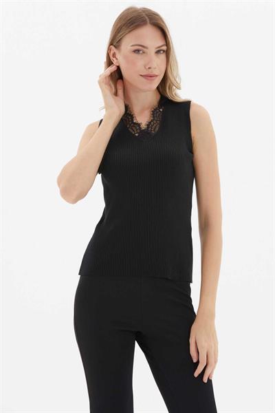 Yakası Dantelli Kolsuz Triko Bluz  /  SİYAH