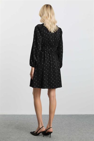 Yandan Bağlamalı Kruvaze Yaka Simli Elbise  /  SİYAH