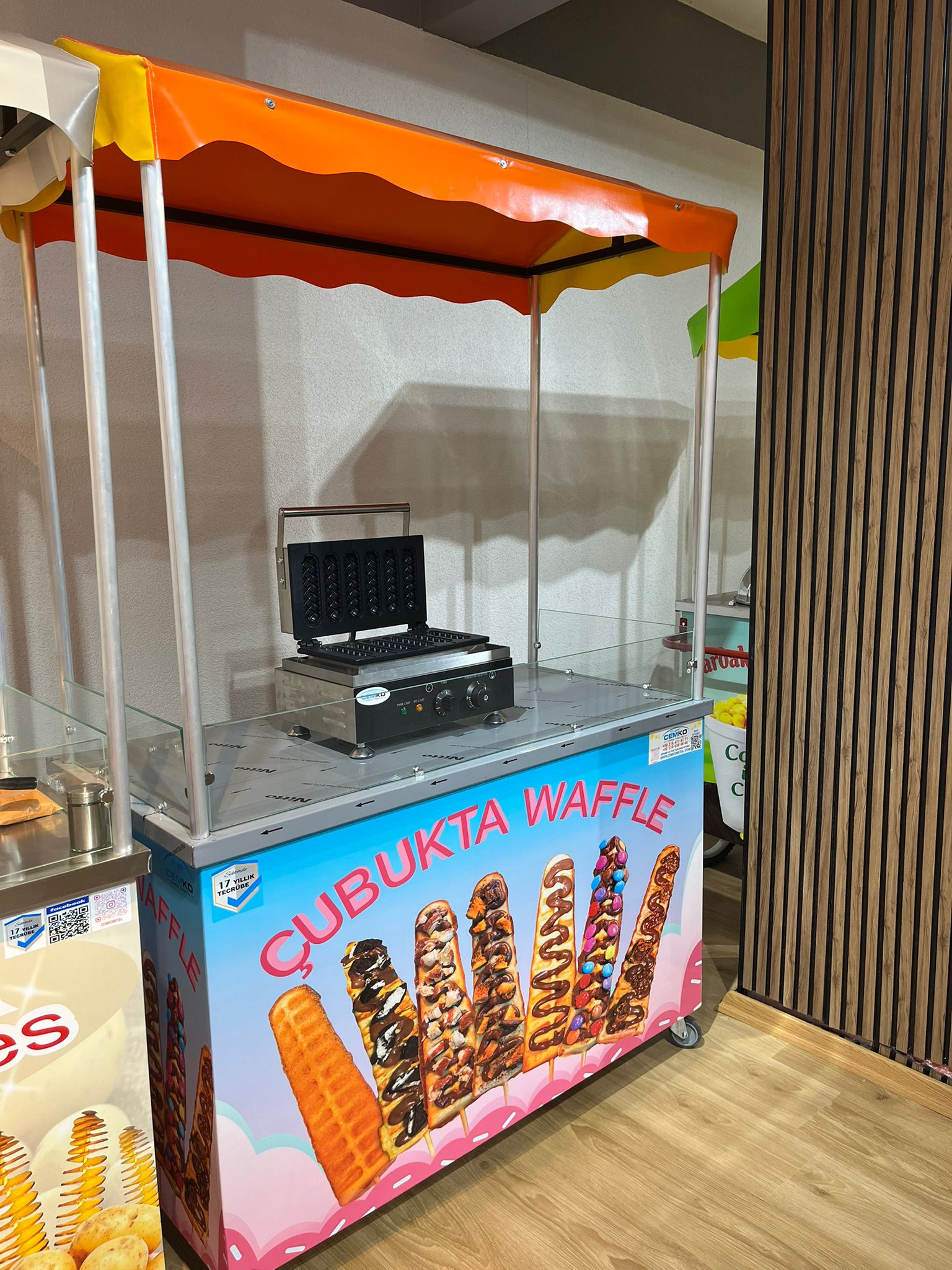 cubukta waffle arabası yandan çekim