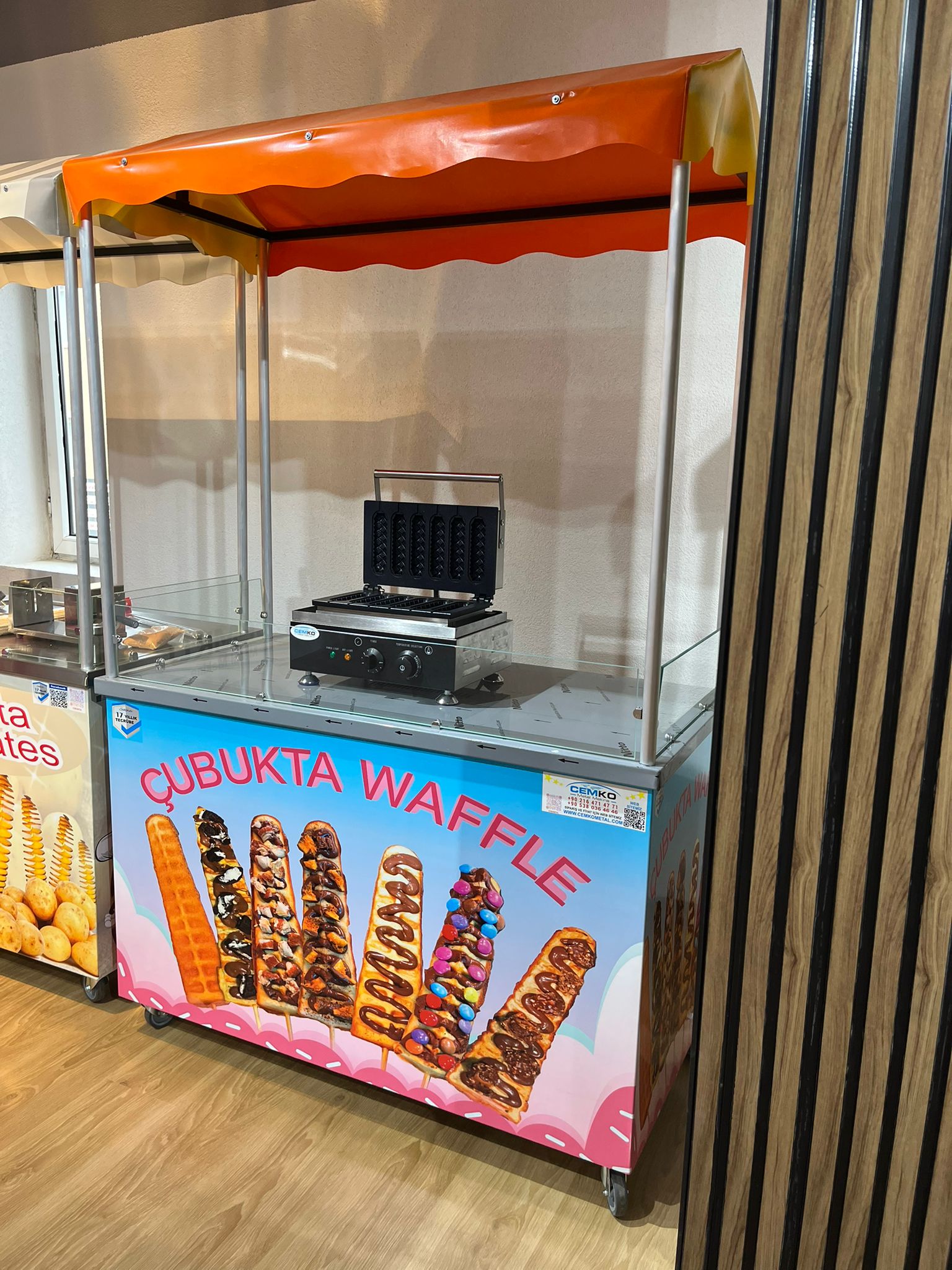 çubukta waffle arabası geniş çekim