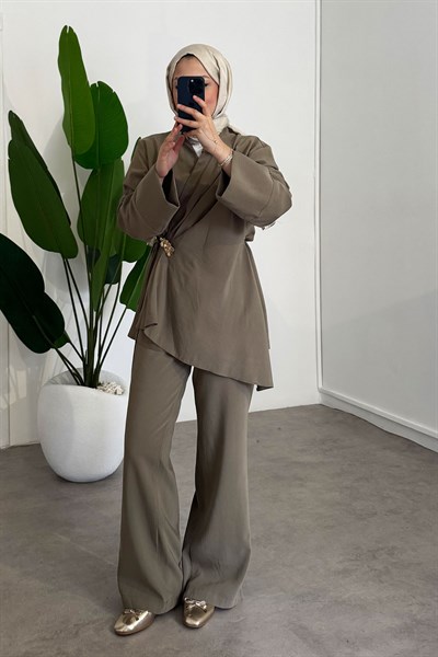 Broş Bağlamalı Takım - Haki Yeşil