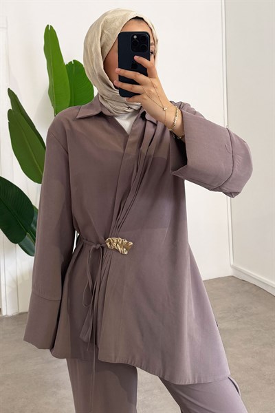 Broş Bağlamalı Takım - Vizon