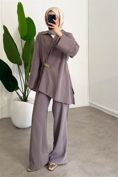 Broş Bağlamalı Takım - Vizon