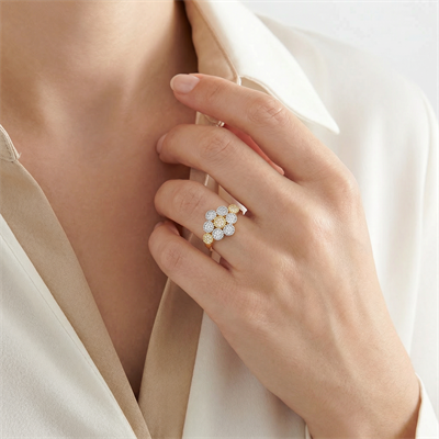 Çiçek Model Taşlı Altın Yüzük