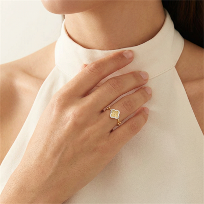 Desenli Yonca Figürlü Taş Detaylı Altın Yüzük