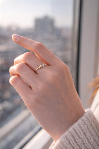 Kalp Detaylı M Harfli Minimal Altın Yüzük